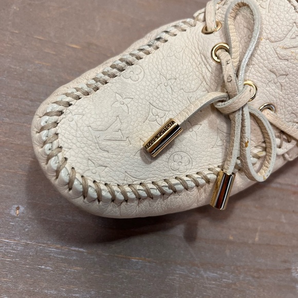 Auth Louis Vuitton Cream Monogram Embossed Leather Gloria Loafers Size 35 US 4.5 - Picture 6 of 12